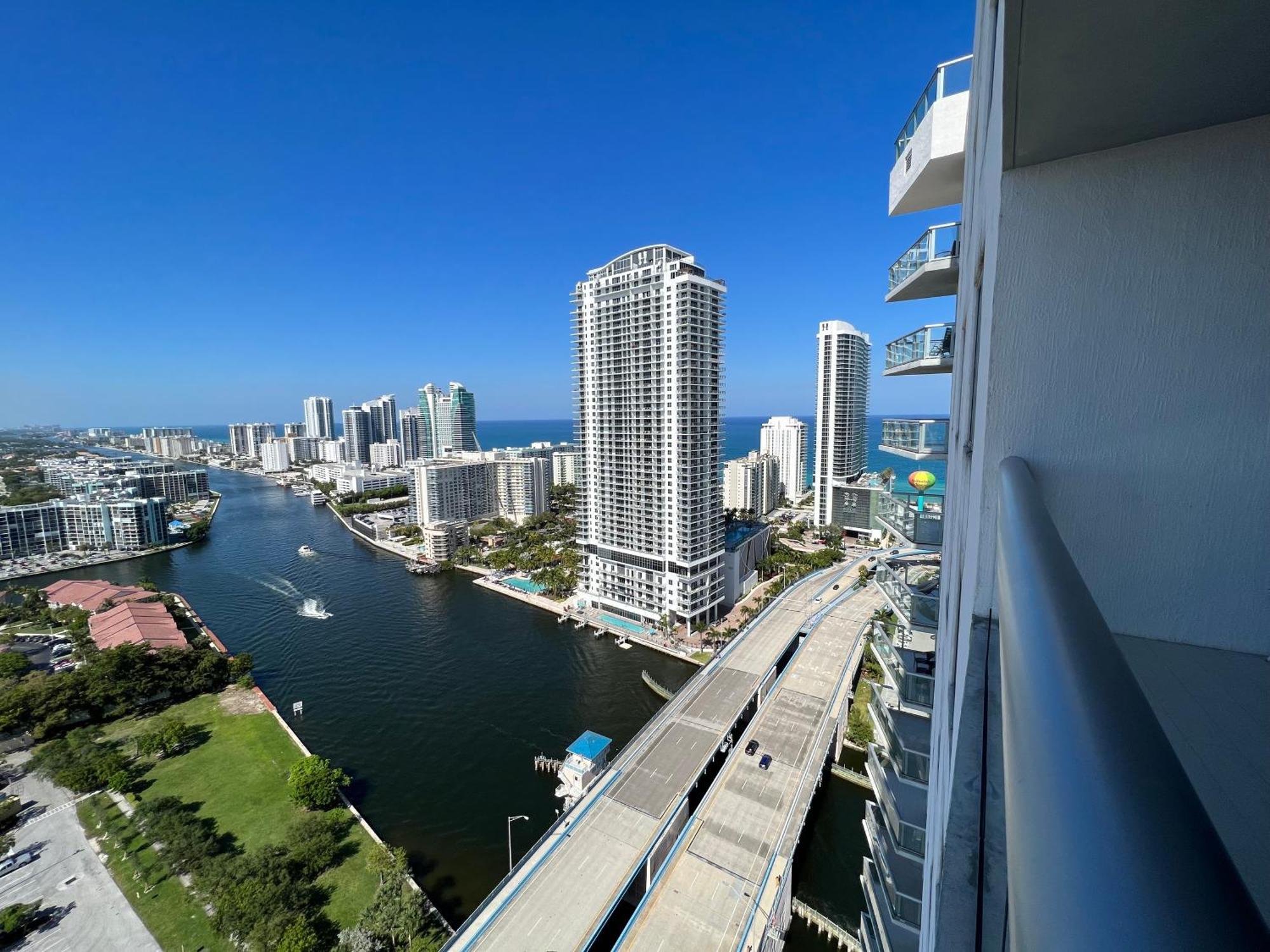 Mvr Apartments At Beachwalk Resort Hallandale Beach Extérieur photo