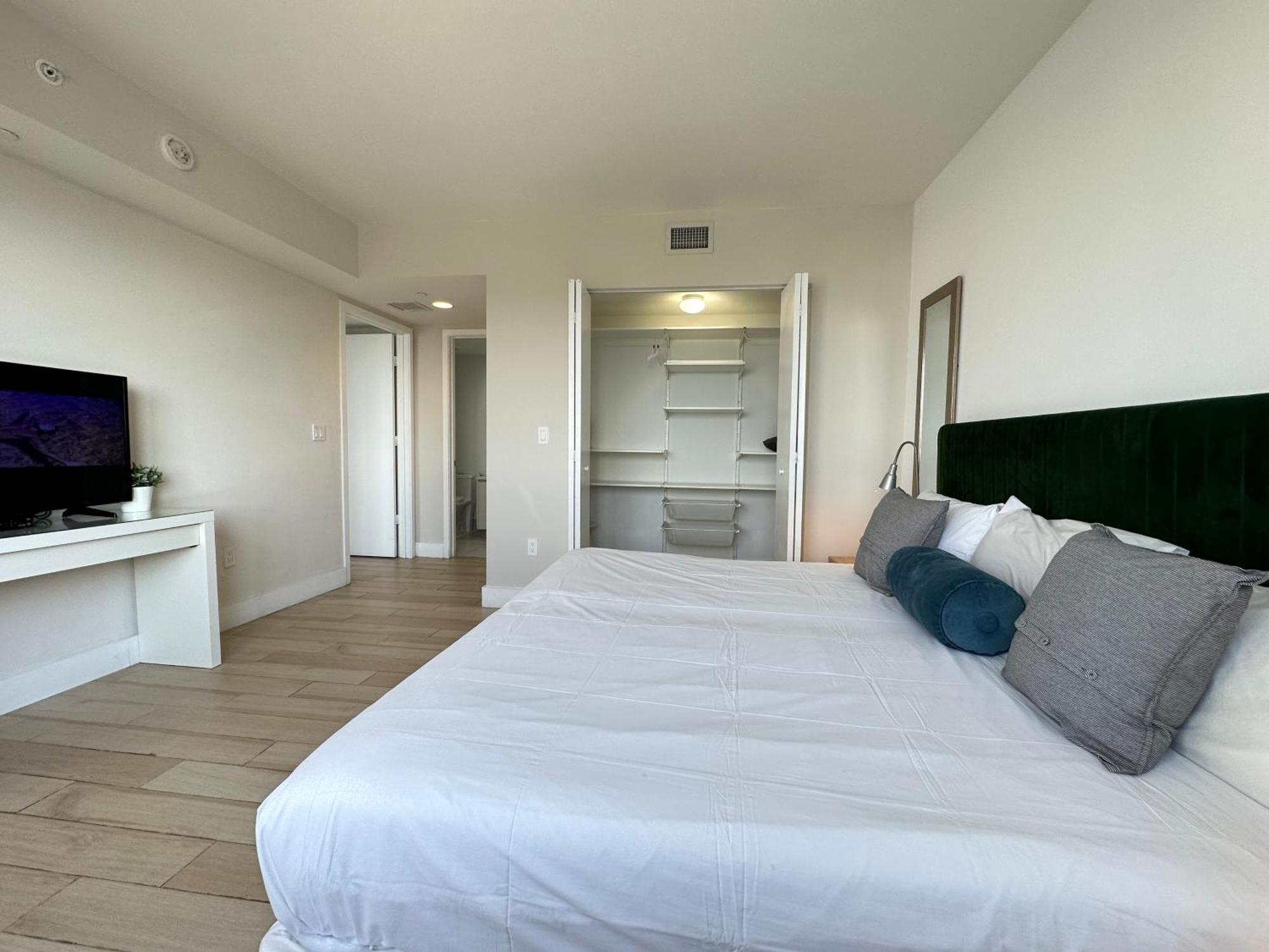 Mvr Apartments At Beachwalk Resort Hallandale Beach Extérieur photo
