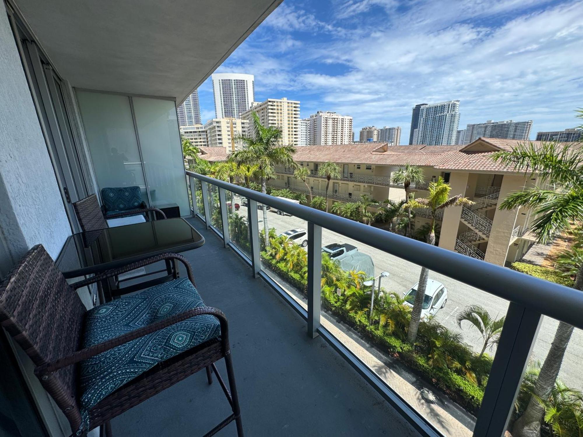 Mvr Apartments At Beachwalk Resort Hallandale Beach Extérieur photo